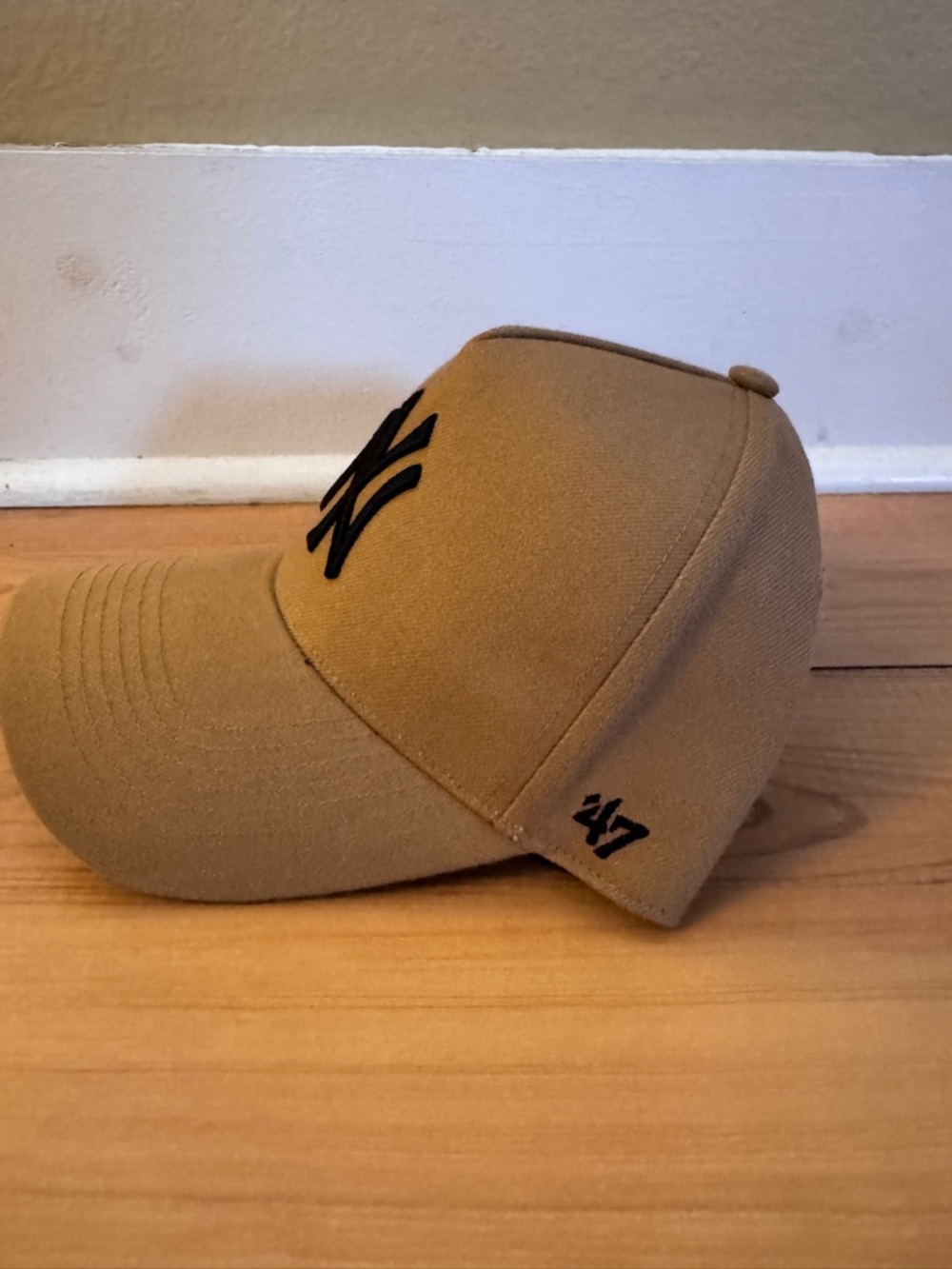 47 Brand New York Yankees Camel Baseball Cap with Black Logo - Picture 2 of 4